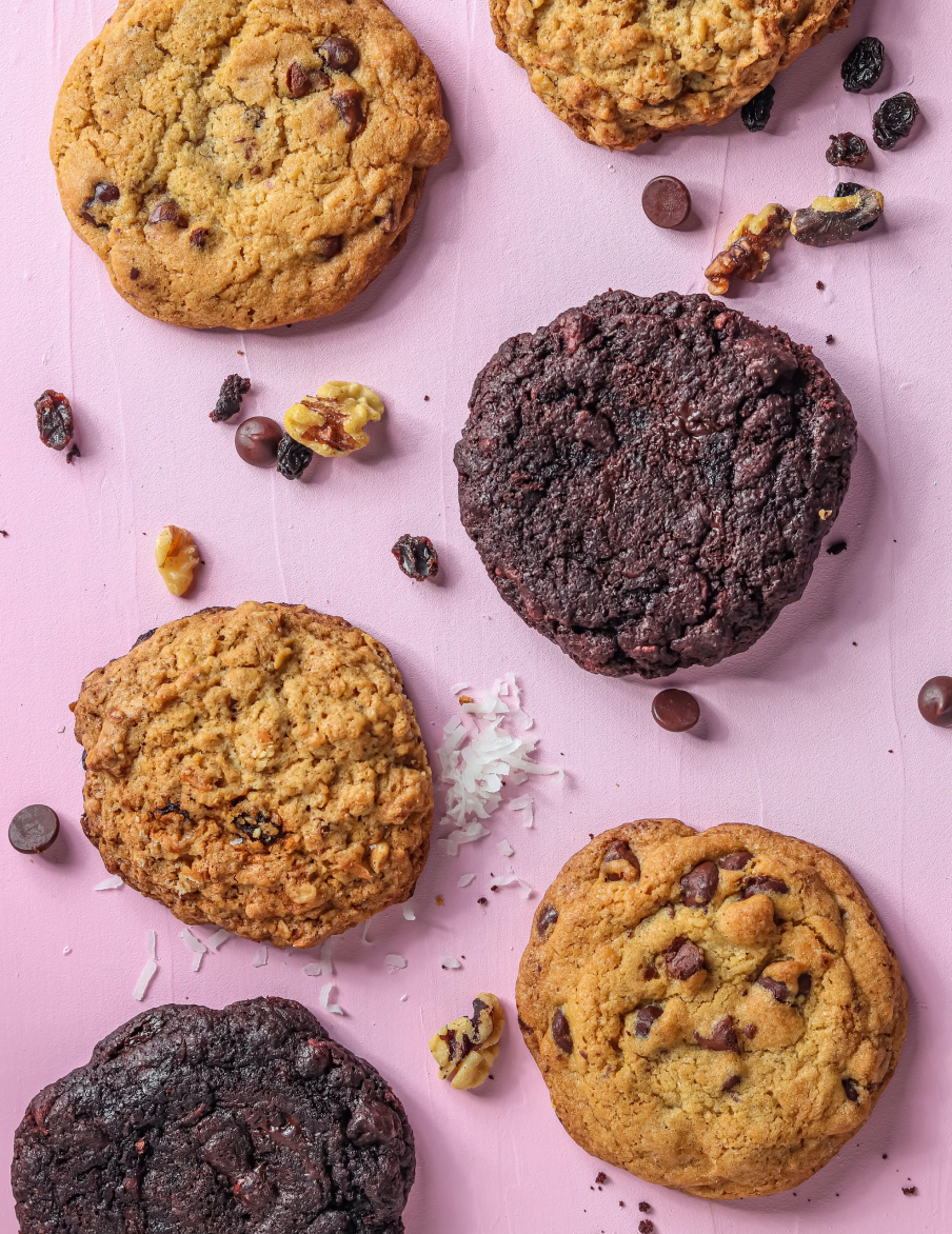 Oatmeal cookies with golden raisins,